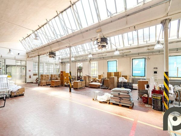 locale commerciale in vendita a Milano in zona Crescenzago