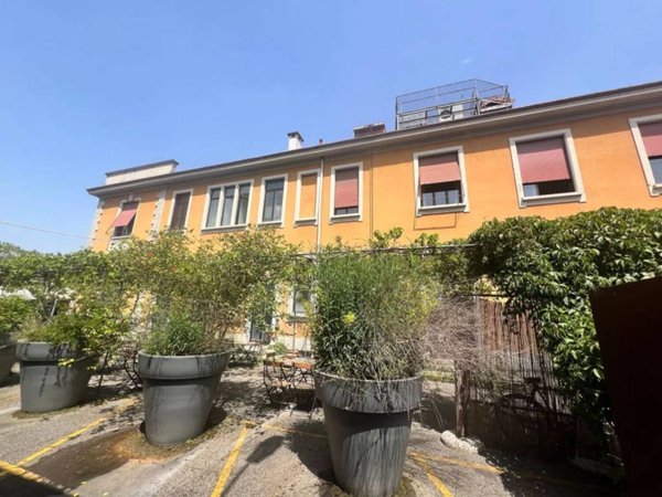 ufficio in vendita a Milano in zona Adriano