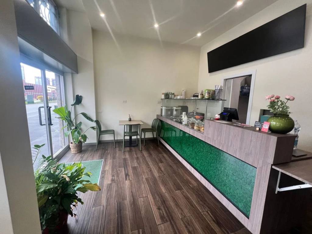 negozio in vendita a Milano in zona Famagosta