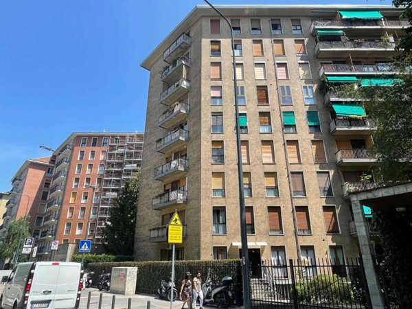 appartamento in vendita a Milano in zona Lorenteggio