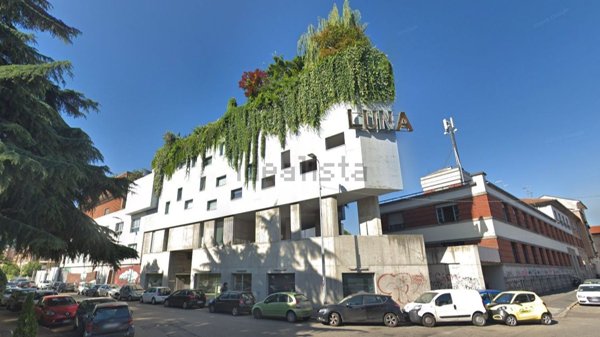 locale commerciale in vendita a Milano in zona Lambrate