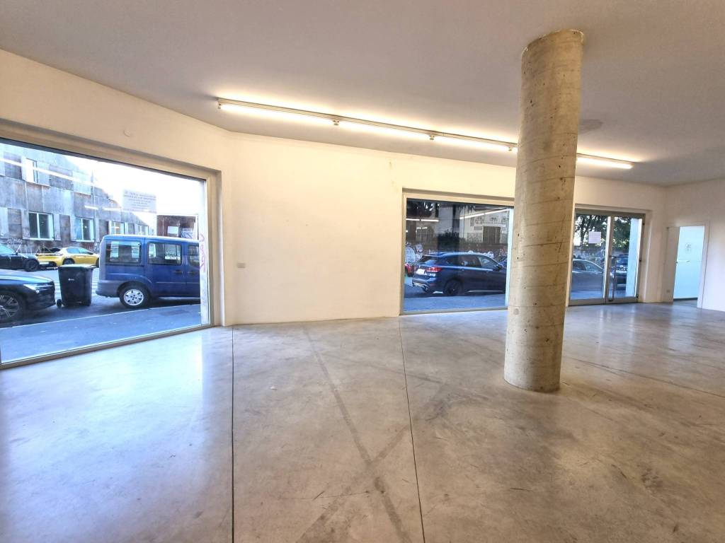 locale commerciale in vendita a Milano in zona Lambrate