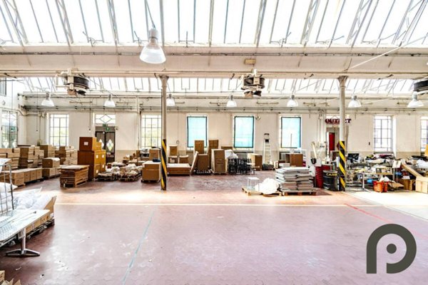 locale commerciale in vendita a Milano in zona Crescenzago