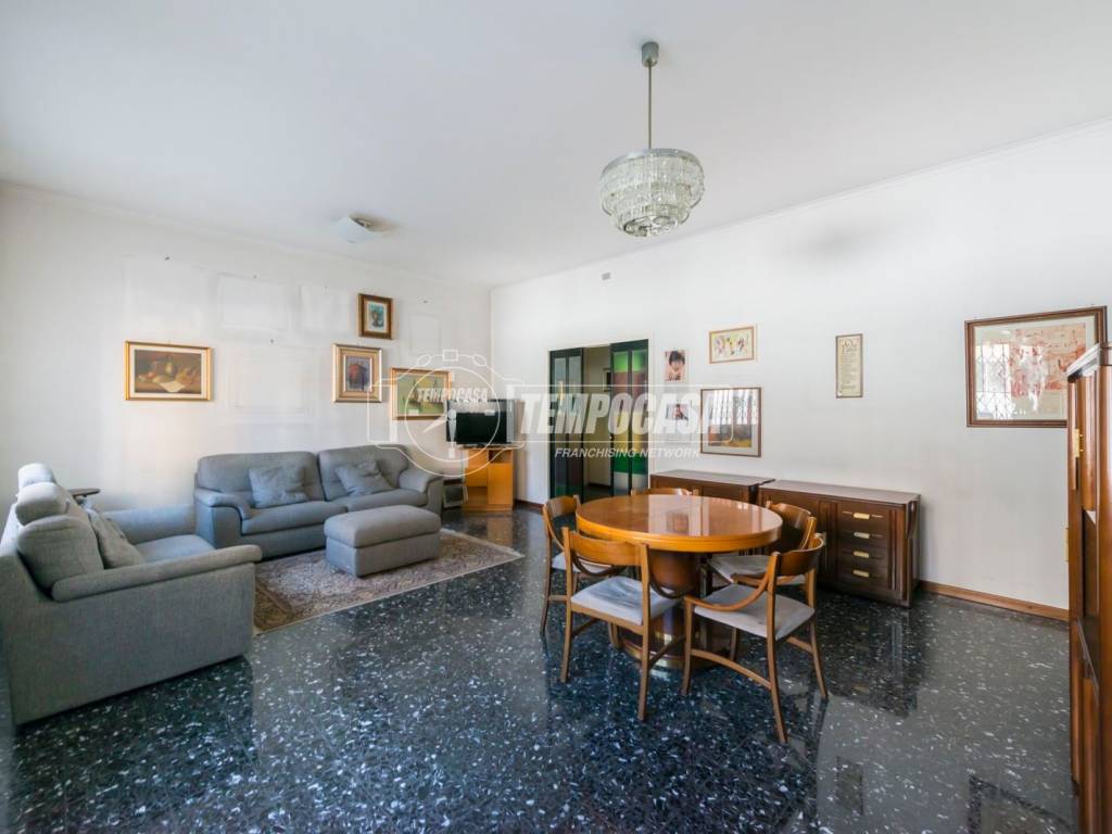 appartamento in vendita a Milano in zona Lorenteggio