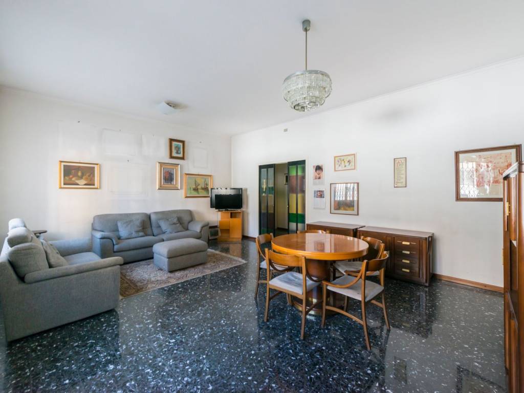 appartamento in vendita a Milano in zona Lorenteggio