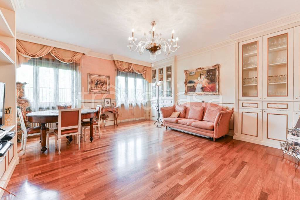 appartamento in vendita a Milano in zona Isola