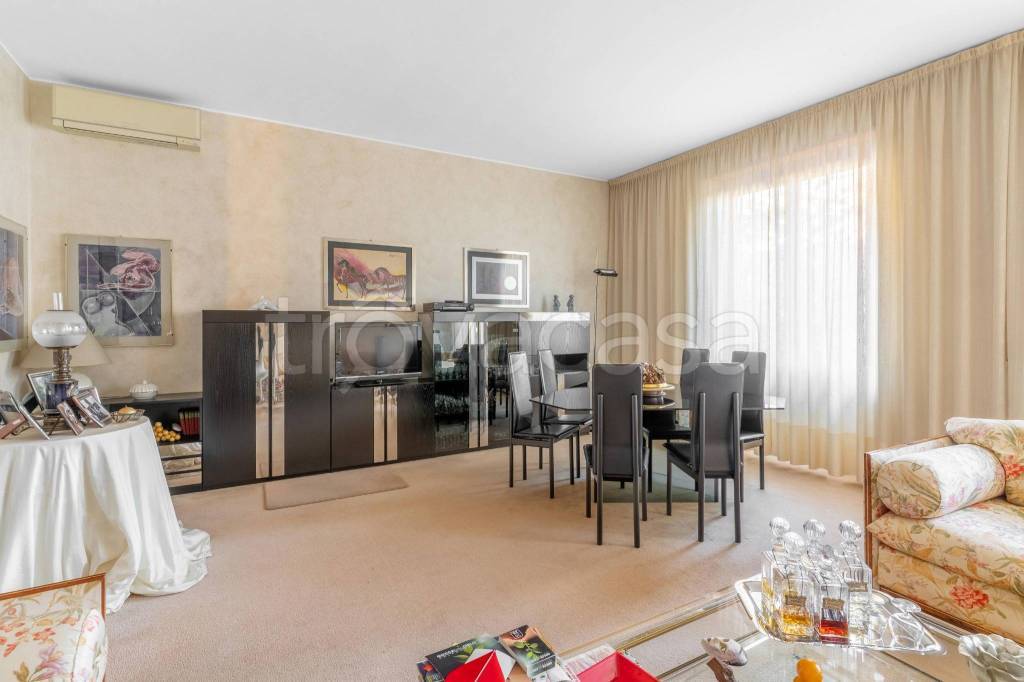 appartamento in vendita a Milano in zona Prato Centenaro