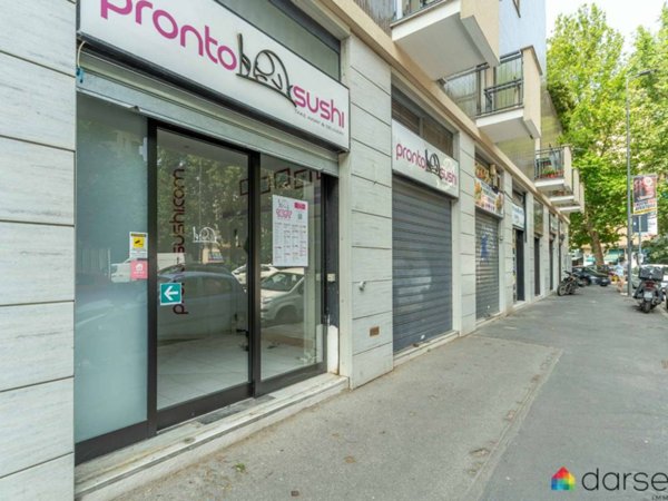 negozio in vendita a Milano in zona Famagosta