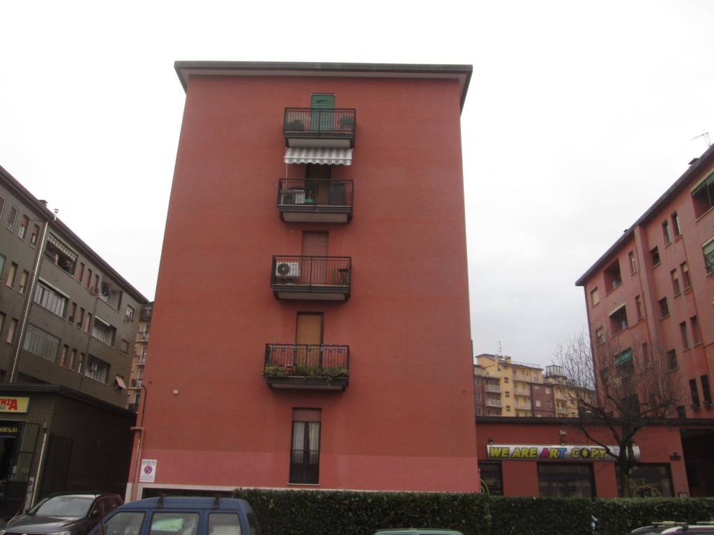 appartamento in vendita a Milano in zona Famagosta