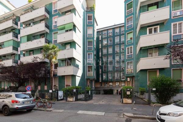 appartamento in vendita a Milano in zona Lorenteggio