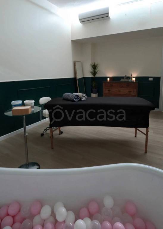negozio in vendita a Milano in zona Porta Nuova