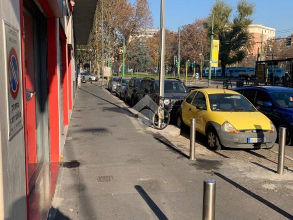 negozio in vendita a Milano in zona Trenno