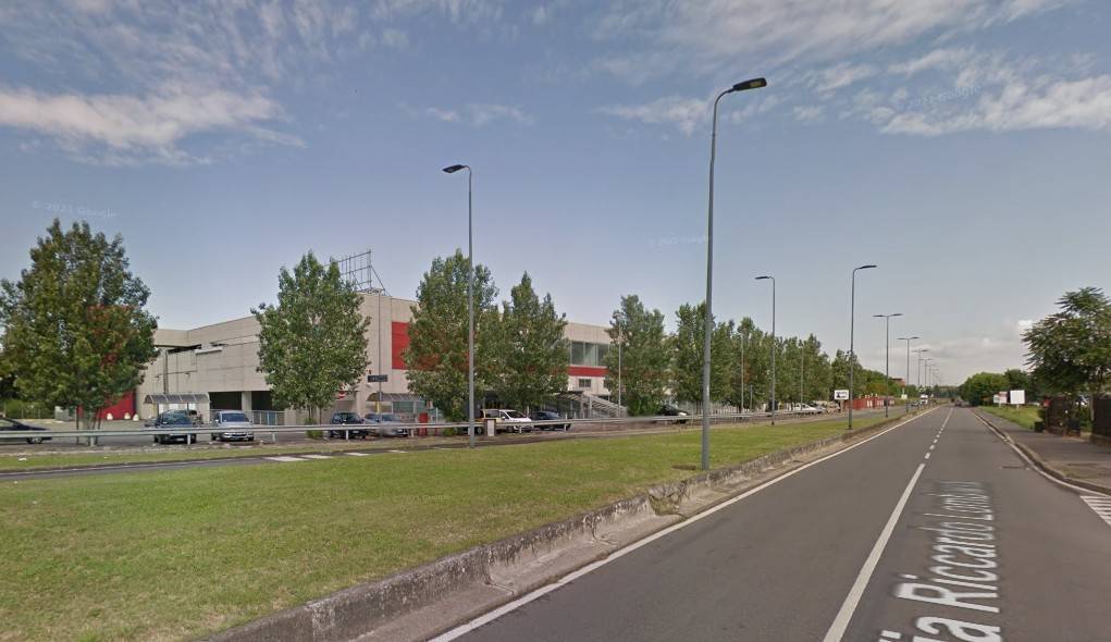 locale commerciale in vendita a Milano in zona Baggio