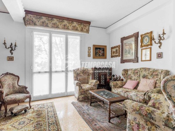 appartamento in vendita a Milano in zona Famagosta
