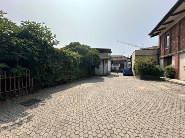 negozio in vendita a Milano in zona Famagosta