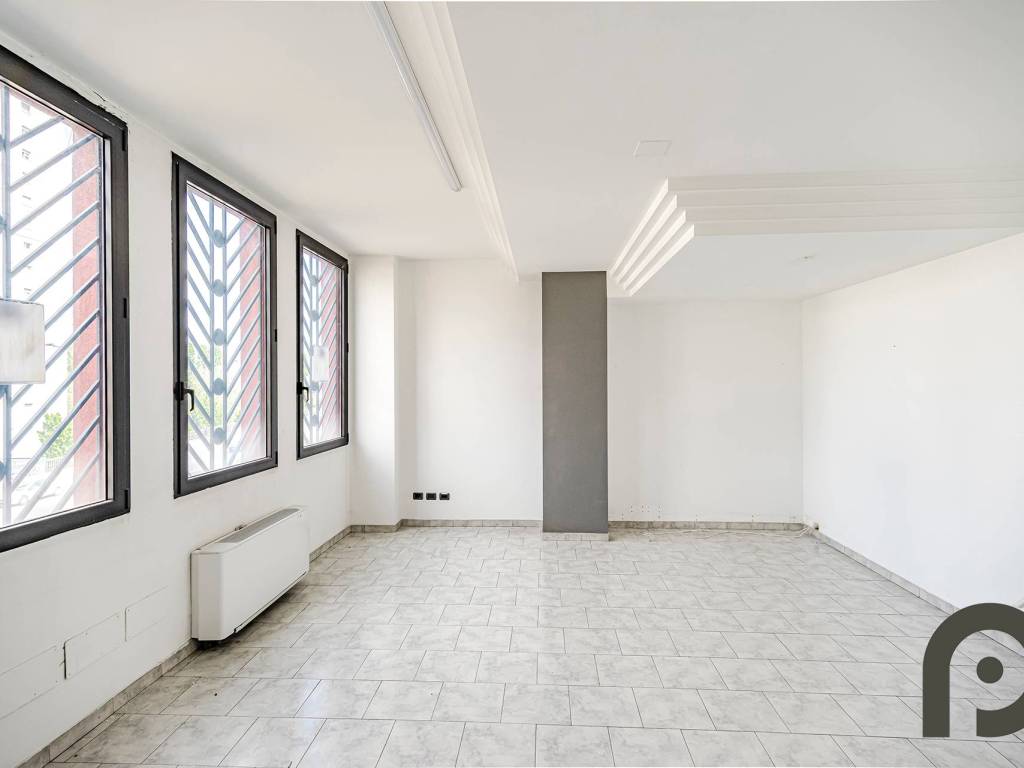 ufficio in vendita a Milano in zona Famagosta