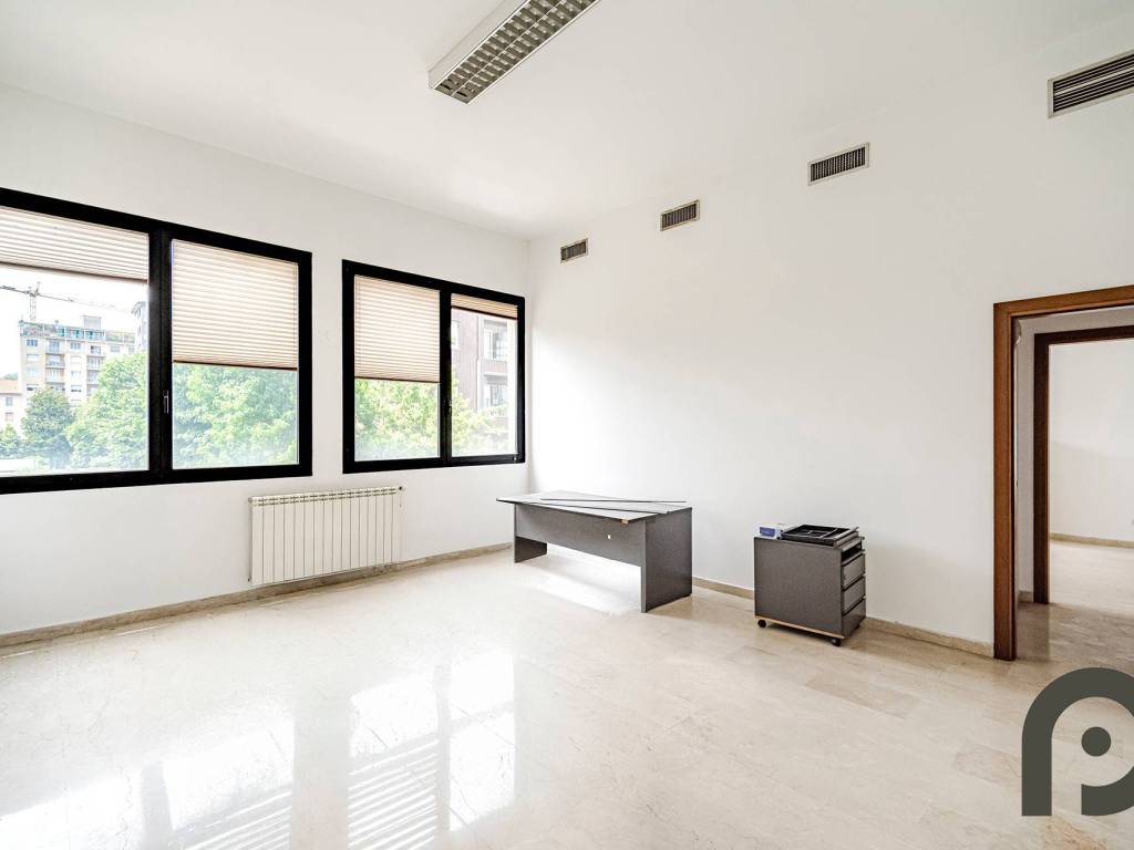 ufficio in vendita a Milano in zona Barona