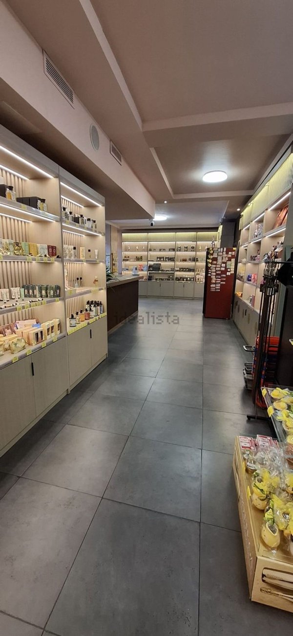 locale commerciale in vendita a Milano