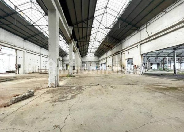 locale commerciale in vendita a Milano in zona Lambrate