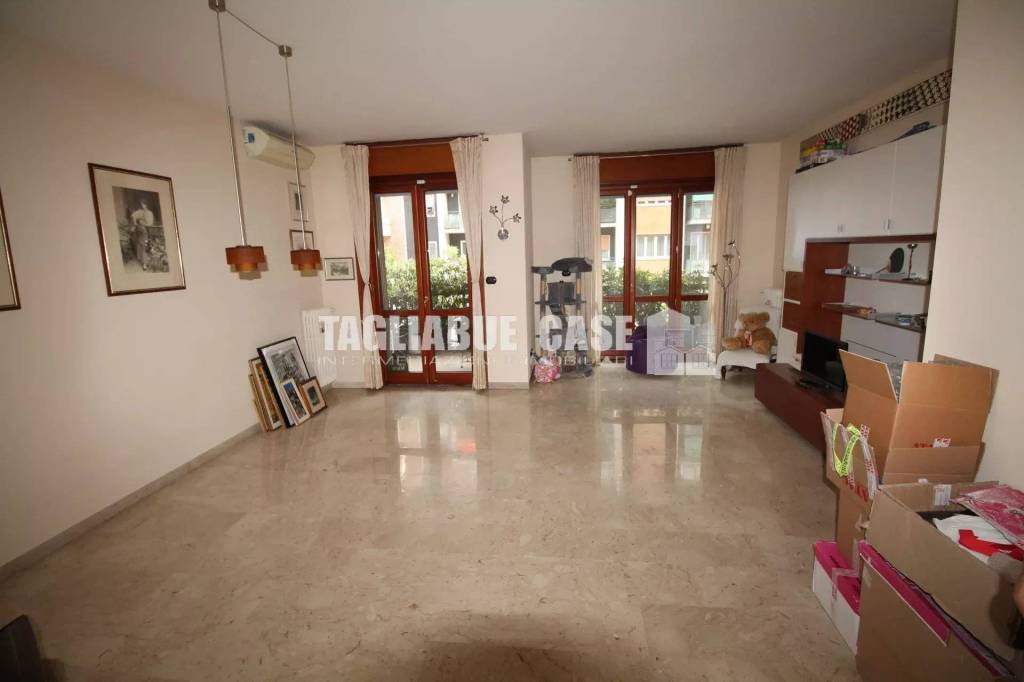 appartamento in vendita a Milano in zona Cinque Giornate