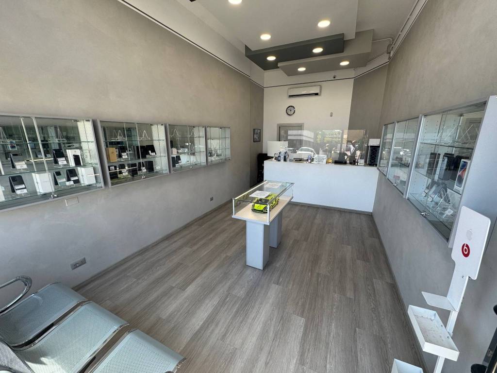 negozio in vendita a Milano in zona Baggio
