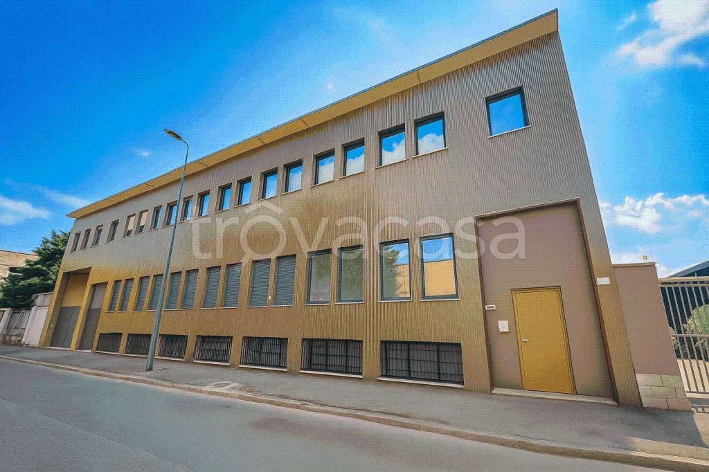 locale commerciale in vendita a Milano in zona Forlanini