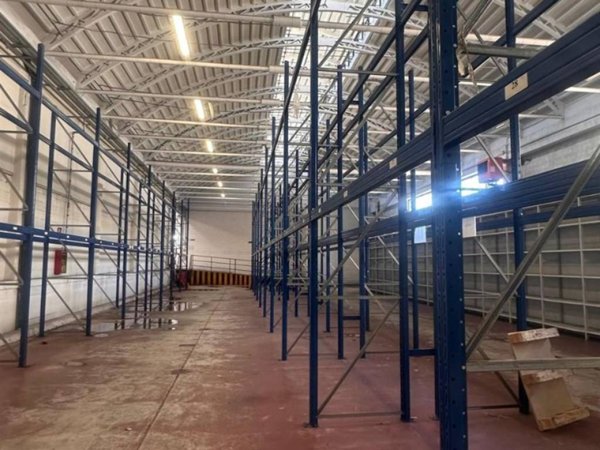 capannone in vendita a Milano in zona Affori