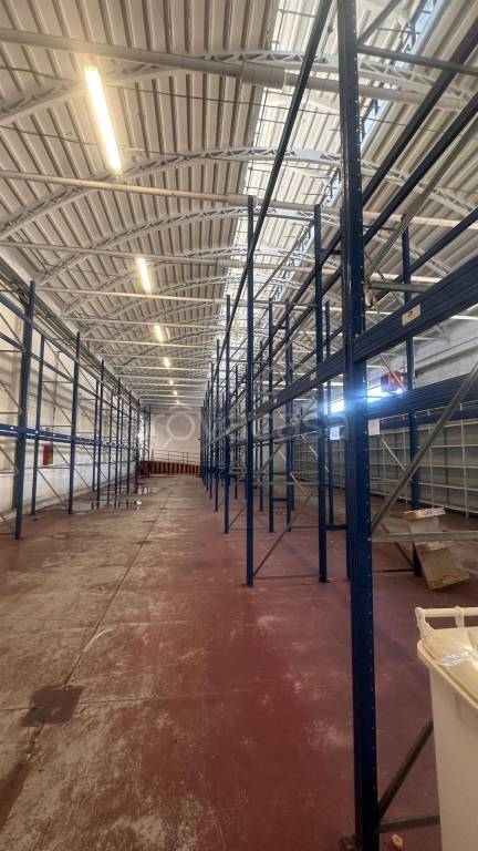 capannone in vendita a Milano in zona Affori