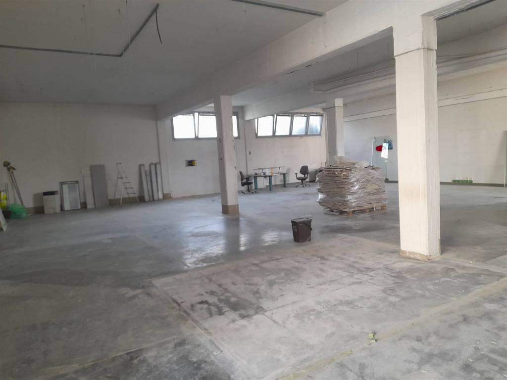 negozio in vendita a Milano in zona Vigentino