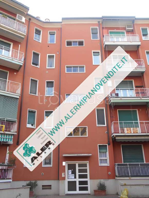 appartamento in vendita a Milano in zona Lorenteggio