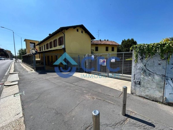 ufficio in vendita a Milano in zona Adriano