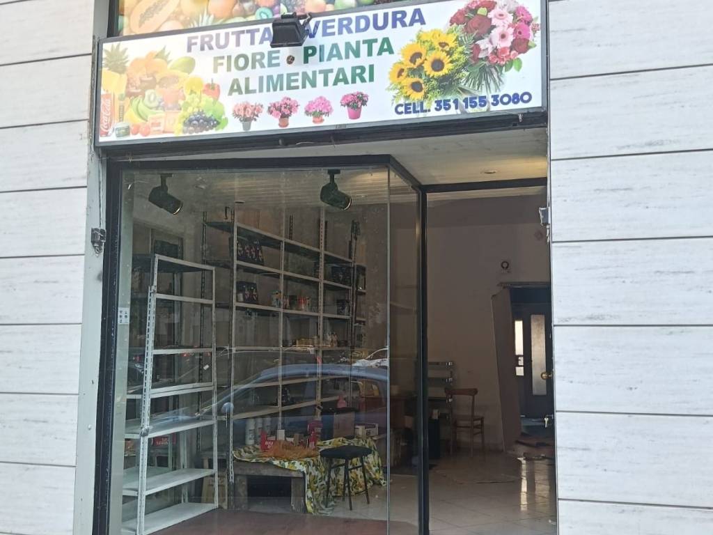 negozio in vendita a Milano in zona Famagosta