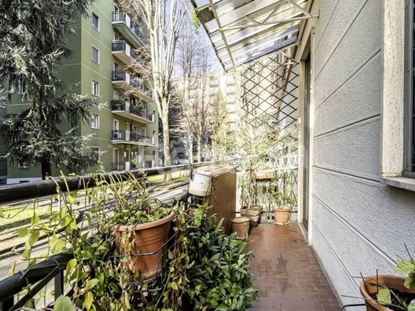 appartamento in vendita a Milano in zona Lorenteggio