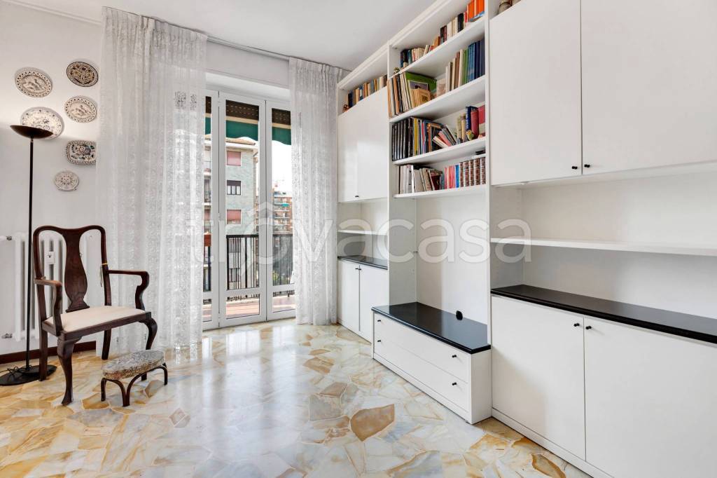 appartamento in vendita a Milano in zona Lorenteggio