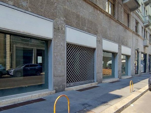 negozio in vendita a Milano in zona Guastalla
