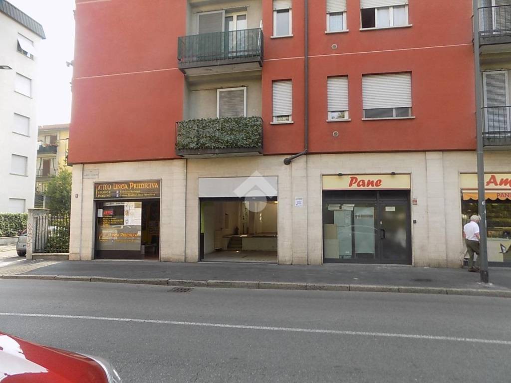 negozio in vendita a Milano in zona Baggio