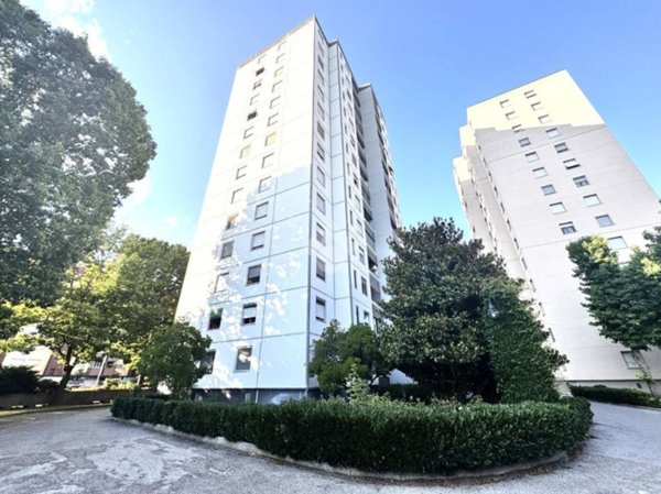 appartamento in vendita a Milano in zona Gallaratese