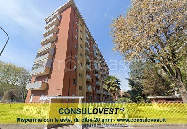 appartamento in vendita a Milano in zona Lorenteggio
