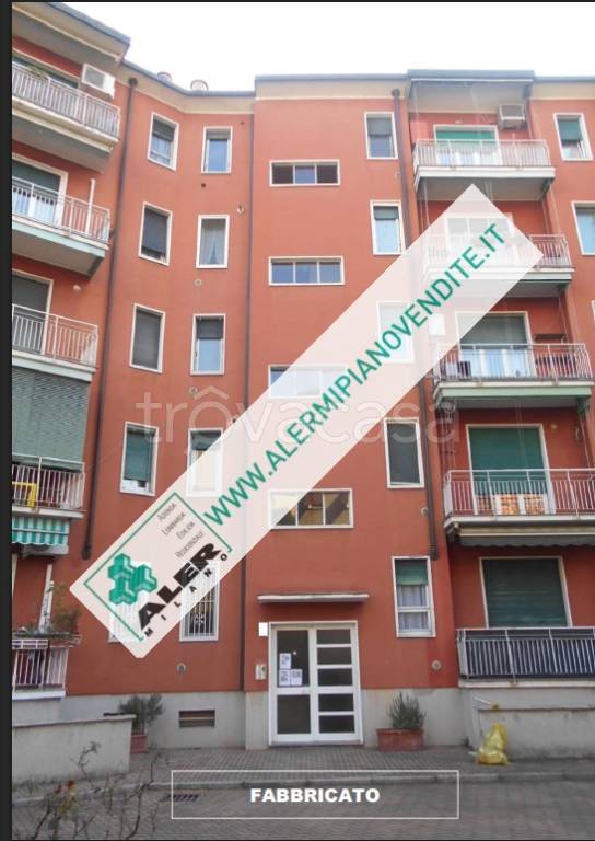 appartamento in vendita a Milano in zona Lorenteggio