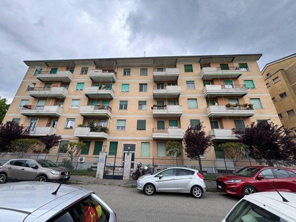 locale commerciale in vendita a Milano in zona Trenno