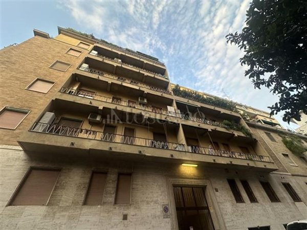 appartamento in vendita a Milano in zona Lorenteggio