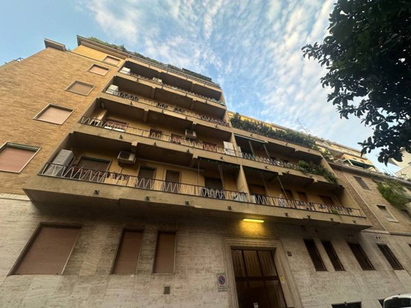 appartamento in vendita a Milano in zona Lorenteggio