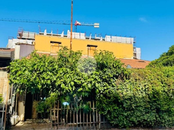 negozio in vendita a Milano in zona Famagosta