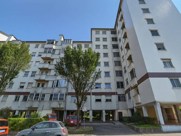appartamento in vendita a Milano in zona Baggio