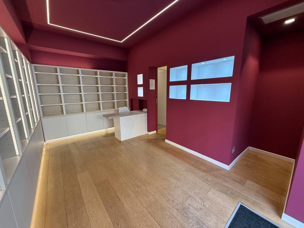 negozio in vendita a Milano in zona Guastalla