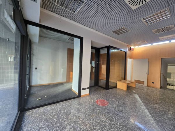 negozio in vendita a Milano in zona Piazzale Lodi