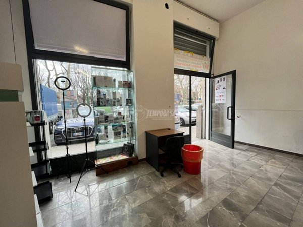 negozio in vendita a Milano in zona Corvetto