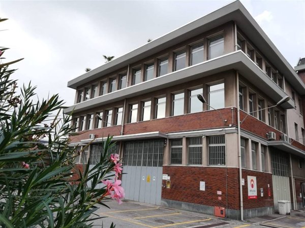 locale commerciale in vendita a Milano in zona Forlanini
