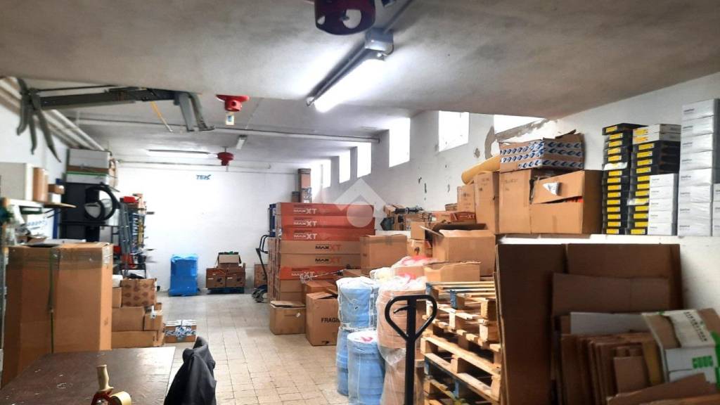 locale commerciale in vendita a Milano in zona Città Studi