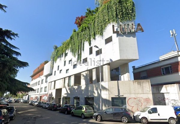 locale commerciale in vendita a Milano in zona Lambrate